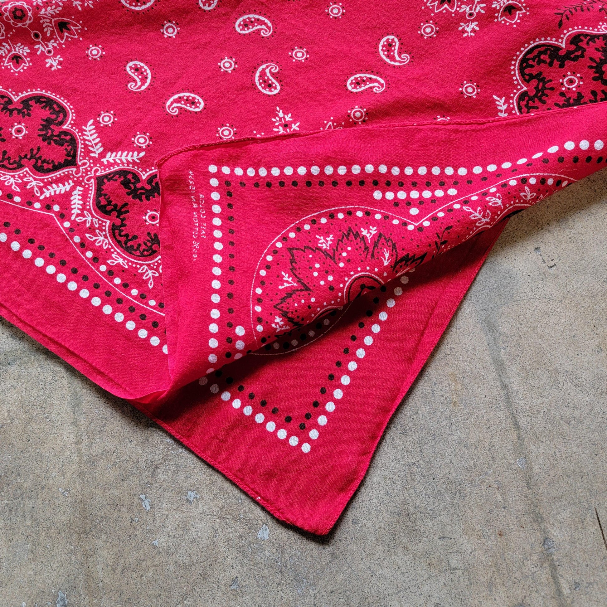 Vintage 60s / 70s Red Paisley Bandana | Fast Color | RN 15234