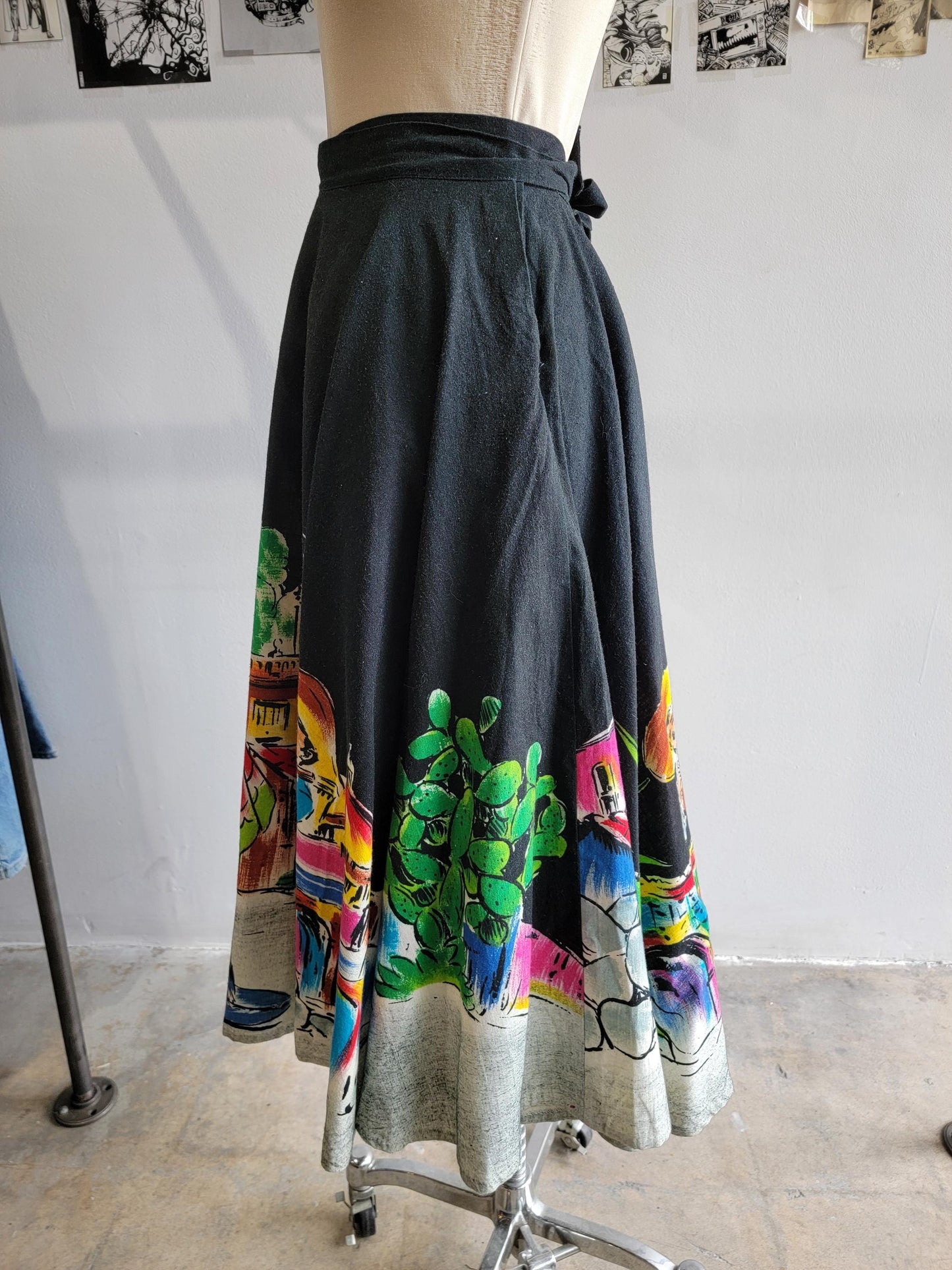 Vintage 1950s Mexican Souvenir Skirt | Wrap | pockets | Medium | 28" waist | Hand Painted | Cotton